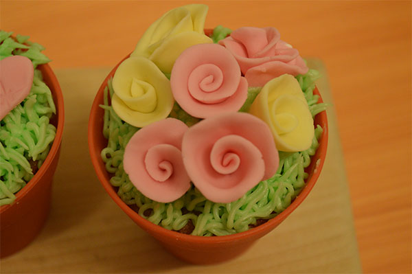 Valentines Cupcake Ideas- Sugarpaste Rolled Rose Bouquet