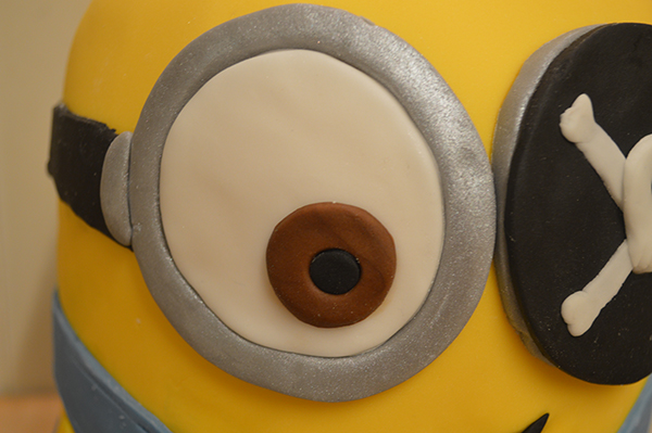 How to decorate a minion cake a